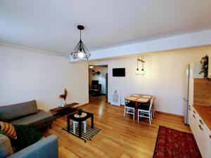 - un salon avec un canapé et une table dans l'établissement River side apartment with terrace, à Floreşti