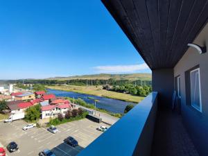 d'un balcon avec vue sur la rivière. dans l'établissement River side apartment with terrace, à Floreşti