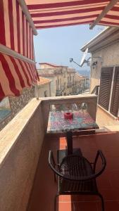stół i krzesło na balkonie w obiekcie B&B Centro Storico w mieście Diamante