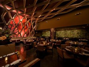 Un restaurant sau alt loc unde se poate mânca la Bryant Park Hotel