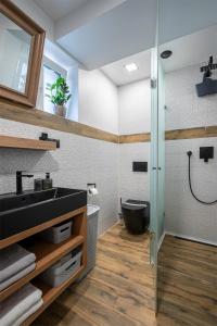 een badkamer met een douche, een wastafel en een toilet bij APARTMANY L&O - Oliver in Zvolenské Nemce