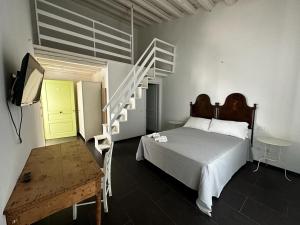 Un dormitorio con una cama blanca y una escalera en Boutique Hotel Molo S Lucia, en Siracusa