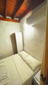 ein kleines Zimmer mit einem kleinen Bett darin in der Unterkunft Ayvalık Aygün pansiyon in Ayvalık