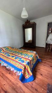 薩潘賈的住宿－Villa by Lake Sapanca，一间卧室配有一张带梳妆台和镜子的床