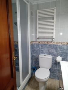 uma casa de banho com um WC, um lavatório e uma janela em Apartamento a 200m de Playa Morrongo em Benicarló
