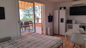 sypialnia z łóżkiem i przesuwnymi szklanymi drzwiami w obiekcie Terrassa-Solarium Centre w mieście Platja  d'Aro