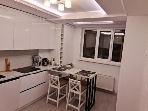 Een keuken of kitchenette bij New Apartment Chisinau