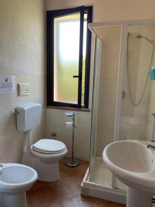 a bathroom with a toilet and a sink and a shower at Le Case Al Quadrato in Siracusa