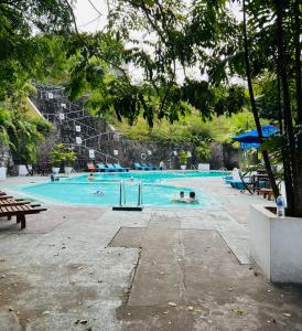 - une grande piscine avec des personnes dans l'établissement Araliya Holiday Bungalow, à Kandy