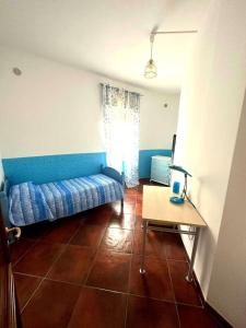 uma sala de estar com um sofá e uma mesa em Appartamento Cocò em Praia a Mare