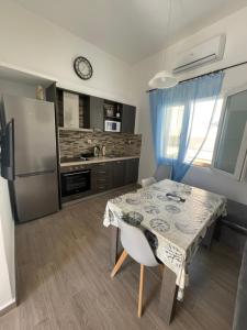 Η κουζίνα ή μικρή κουζίνα στο Modern & comfortable house in the city center +20 φωτογραφίες