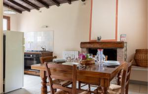 cocina con mesa de madera con sillas y chimenea en Villa Bianca E Metato, en Gello