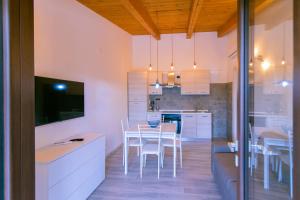 - une cuisine et une salle à manger avec une table et des chaises dans l'établissement Dominella 3, à Casal Velino