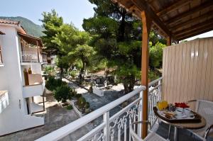 balcone con tavolo e vista su un cortile di Zaneta Hotel & Apartments a Elios