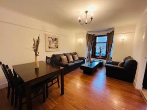uma sala de estar com uma mesa e um sofá em A Stylish Two-Bedroom Flat-Free Parking-CityCentre em Aberdeen