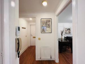 um corredor com uma sala de jantar e uma mesa num quarto em A Stylish Two-Bedroom Flat-Free Parking-CityCentre em Aberdeen