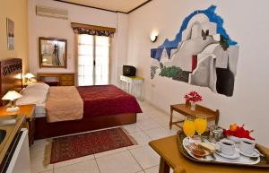 EliosにあるZaneta Hotel & Apartmentsのベッドルーム1室(ベッド1台、テーブル、食べ物付)