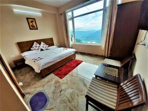 sypialnia z łóżkiem i dużym oknem w obiekcie Mountain and peace w mieście Shimla