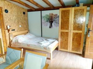 1 dormitorio con 1 cama y puerta de cristal en Floating apartments, en Rađenovići