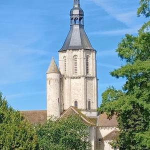 ChaunayWisteria Cottage at Gites de la Vienne的大楼顶部的高塔