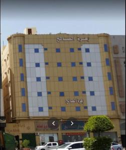 un grande edificio con piastrelle bianche e blu di Zahret Al Madinah a Medina