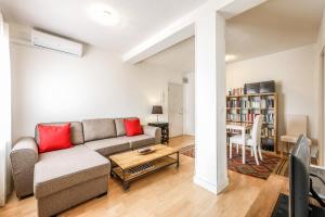 uma sala de estar com um sofá e uma mesa em apartamento en plaza de ventas em Madrid
