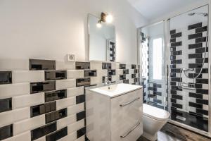 a bathroom with a sink and a toilet and a shower at apartamento en plaza de ventas in Madrid