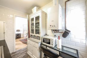 a kitchen with a counter top with a microwave at apartamento en plaza de ventas in Madrid