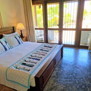 Postel nebo postele na pokoji v ubytování Ardeen Villa - superb 3 bedroom beachfront for 6, BB, free pick up for 7 night stays arriving together, fully serviced, taxes included
