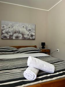 ein Schlafzimmer mit einem Bett mit Handtüchern darauf in der Unterkunft Sunce in Rijeka