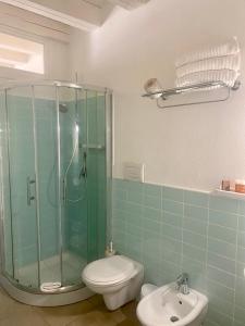 e bagno con doccia, servizi igienici e lavandino. di Boutique Hotel Molo S Lucia a Siracusa