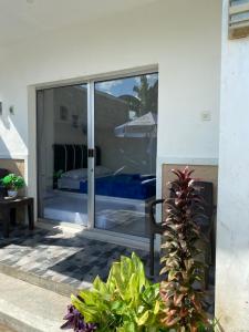 uma porta de vidro deslizante com vista para um pátio em Robiu Bed & Breakfast em Banyuwangi