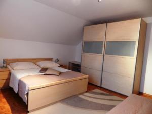 Postel nebo postele na pokoji v ubytování Apartments Koblar