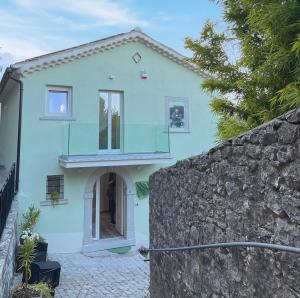 una casa azul con una persona de pie en la puerta en VittoNico en Morcone