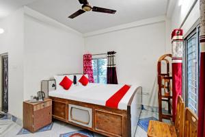 een slaapkamer met een bed met rode kussens bij Flagship D.M.2 Resort in Bāgnān