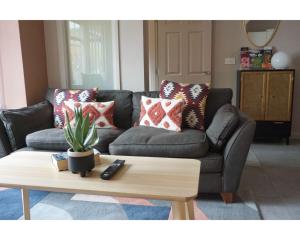 un soggiorno con un divano e un tavolino da caffè di Central Belfast Apartments The Village House a Belfast Altre 22 foto