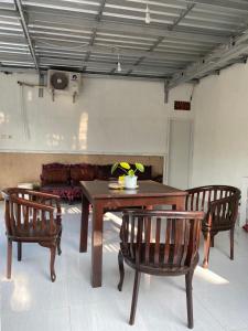 - une salle à manger avec une table et deux chaises dans l'établissement Robiu Bed & Breakfast, à Banyuwangi