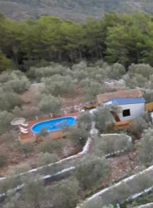 een luchtzicht op een huis met een zwembad bij Lovin Göcek Tiny House Butterfly in Gökçeovacık