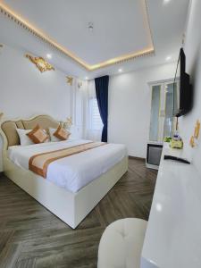 Postel nebo postele na pokoji v ubytování Hân Cao Hotel