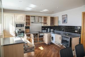 uma cozinha com um lavatório e uma bancada em Weekly & Monthly stays in Penthouse for Contractors or Leisure Single or Superking beds available em Birkenhead