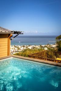 - une piscine avec vue sur l'océan dans l'établissement La Villa Belvédère - Saint Gilles les Bains, à Saint-Gilles les Bains