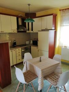 A kitchen or kitchenette at GingerBED Apartman