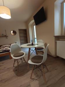 Μια τηλεόραση ή/και κέντρο ψυχαγωγίας στο Apartamenty i pokoje gościnne "Wacuś" +83 φωτογραφίες