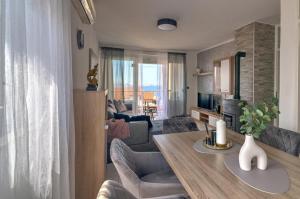 ein Wohnzimmer mit einem Tisch und ein Wohnzimmer mit einem Sofa in der Unterkunft Apartment Tera in Senj