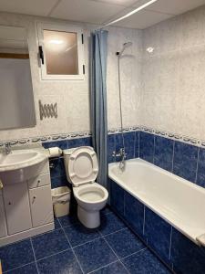 een badkamer met toilet, bad en wastafel bij Puerto Romano Denia in Denia