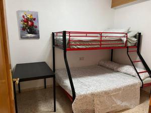 een kamer met 2 stapelbedden en een tafel bij Puerto Romano Denia in Denia