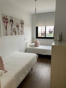 1 Schlafzimmer mit 2 Betten und einem Fenster in der Unterkunft Atico Canet de Berenguer in Canet d'en Berenguer