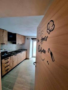 uma cozinha com uma porta com as palavras estar atento à cozinha em VittoNico em Morcone