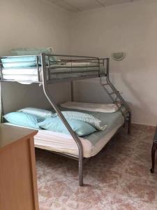Ce lit superposé se trouve dans un dortoir doté de 2 lits superposés. dans l'établissement Apatomentos Fortuna Leisure, à Fortuna