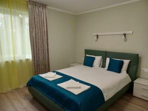 バイレ・ウヌ・マイにあるCasa Bancのベッドルーム1室(大型ベッド1台、青と白の枕付)